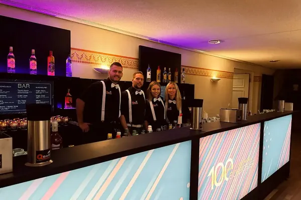 QBAR-Barteam an der LED-Theke beim Firmenjubiläum