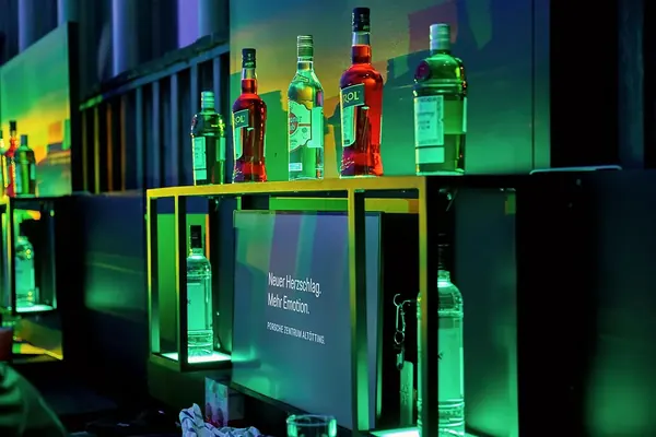Beleuchtete Backbar mit Flaschen und Monitor