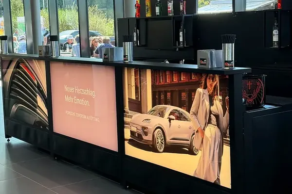 LED-Theke im Autohaus mit Barfront im Kundendesign