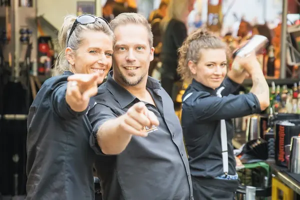 Gut gelauntes QBAR-Barkeeper-Team an der Bar