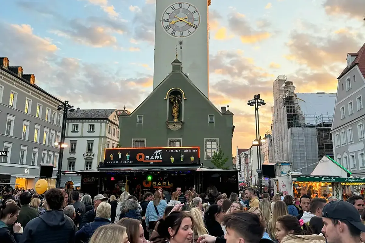 QBAR Cocktailanhänger auf einem Stadtplatz in Abendstimmung