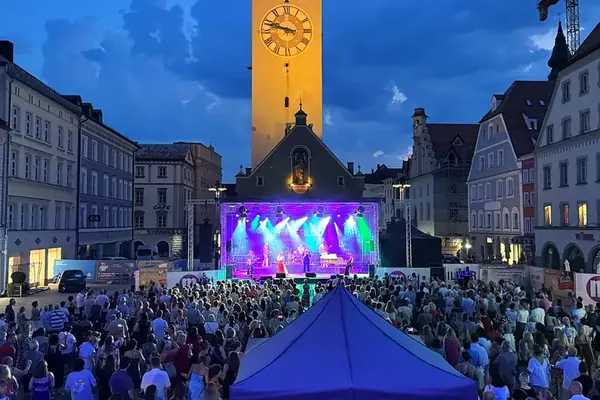Großveranstaltung mit Bühne und Publikum auf dem Stadtplatz am Abend