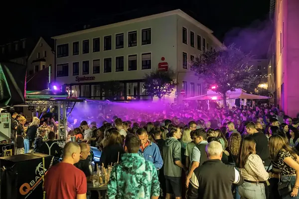 Cocktailanhänger bei Nacht mit vielen Gästen und Lichtshow