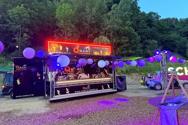 Cocktailanhänger auf einem Sommerfest mit Lampions