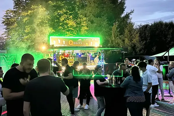 Firmenfest mit Cocktailanhänger in grünem Licht