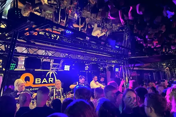 Barkeeper im Cocktailanhänger bei einer Partynacht