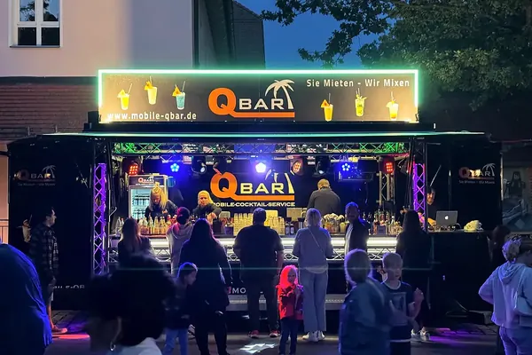 Beleuchteter Cocktailanhänger bei einer Abendveranstaltung