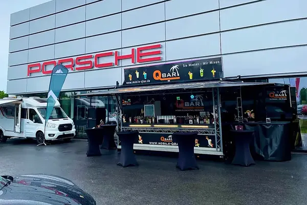 Cocktailanhänger vor einem Autohaus