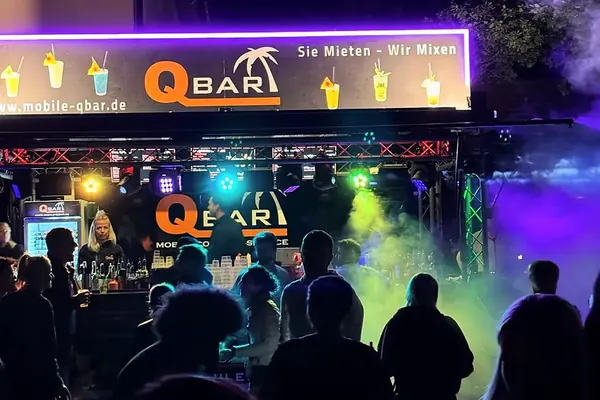 Cocktailanhänger bei Nacht mit Nebel und Lichteffekten