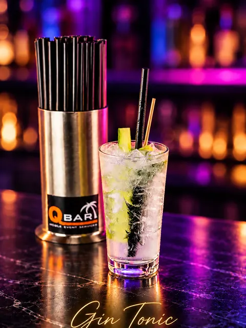 Cocktail Gin Tonic an der QBAR