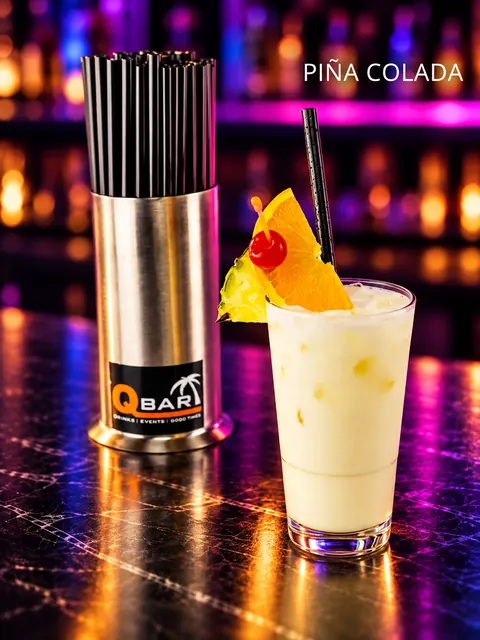 Cocktail Piña Colada an der QBAR