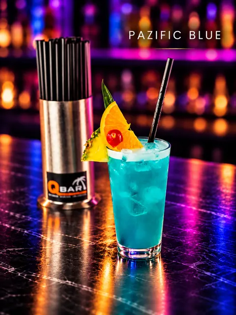 Cocktail Pacific Blue an der QBAR