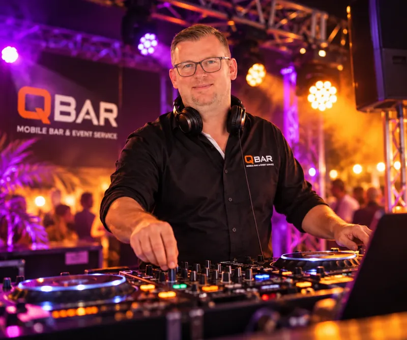 DJ der QBAR am Mischpult bei einem Firmenevent