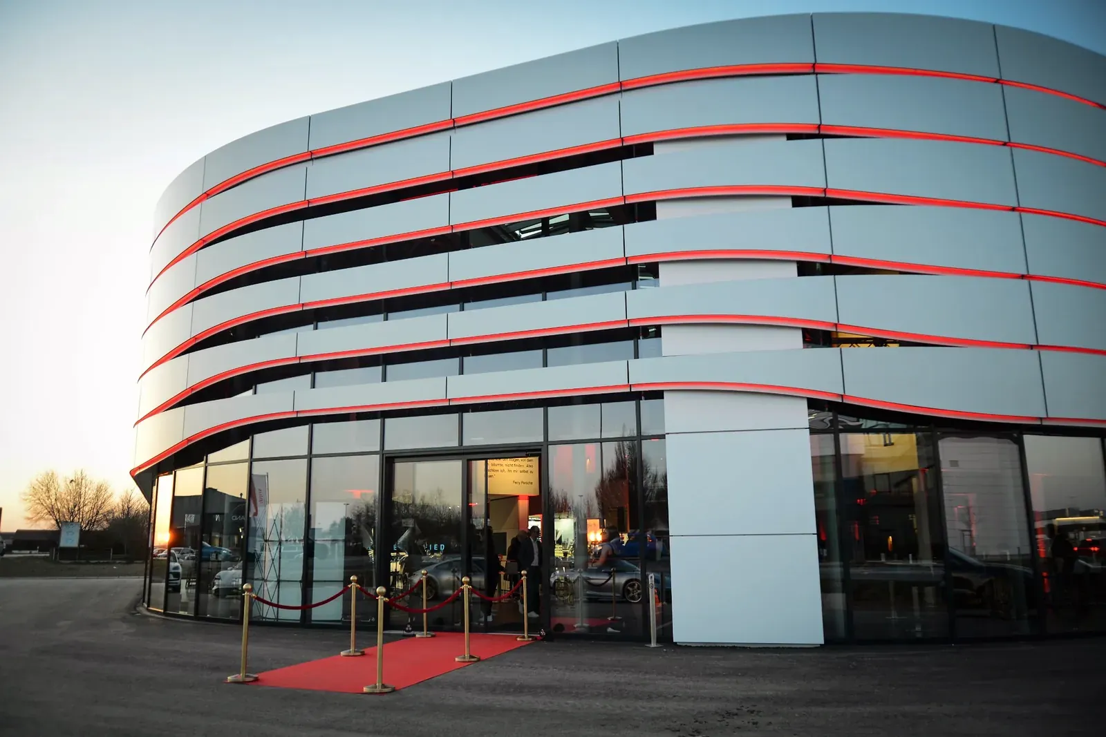Eröffnungsfeier in einem Autohaus mit rotem Teppich – Event mit der QBAR