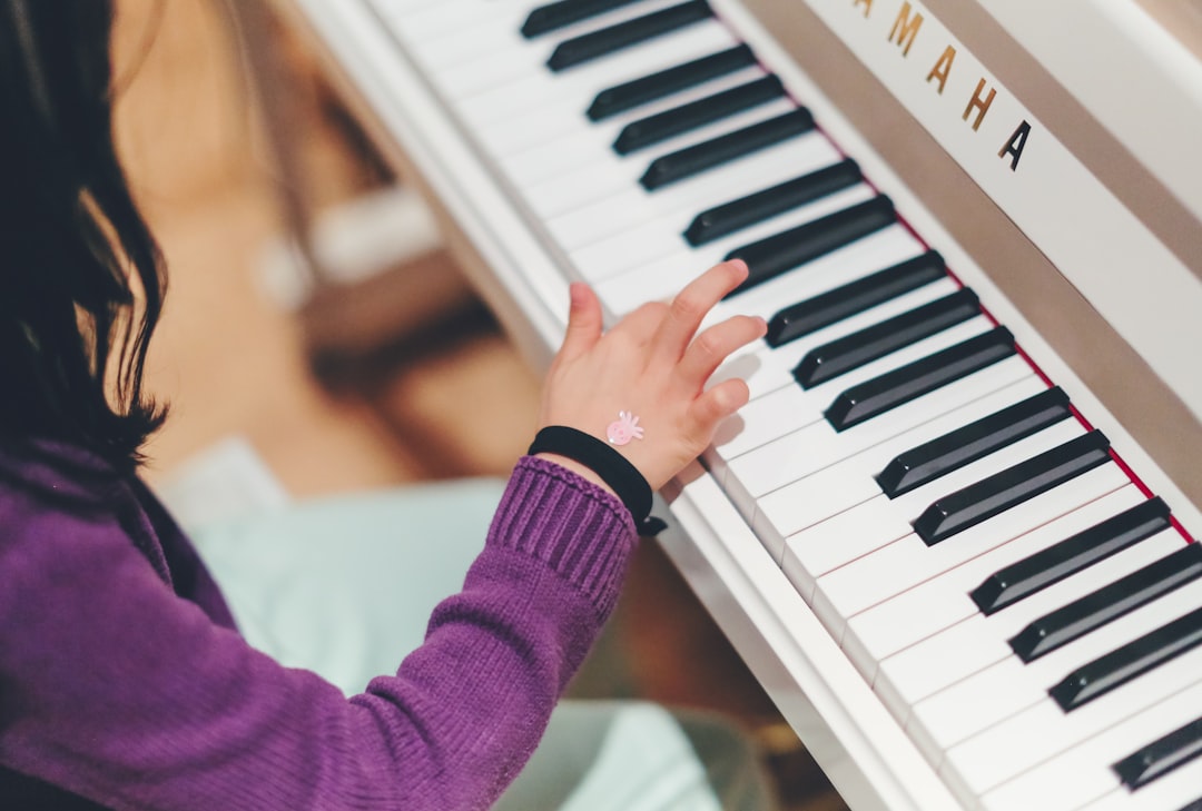 Fröhliche Tasten, Kind spielt Klavier, 12 Monate