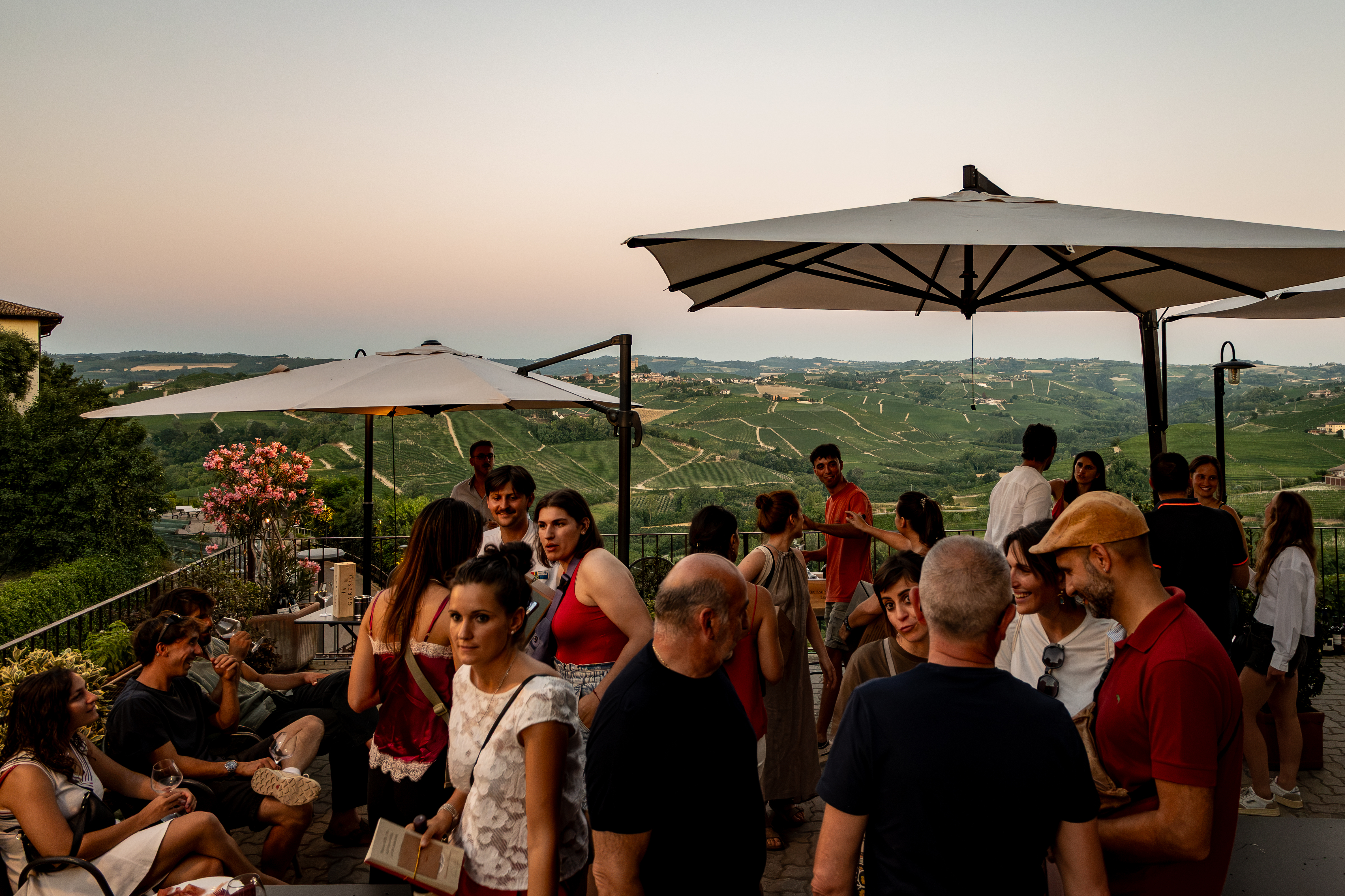 Ospiti in Cantina durante una degustazione condivisa