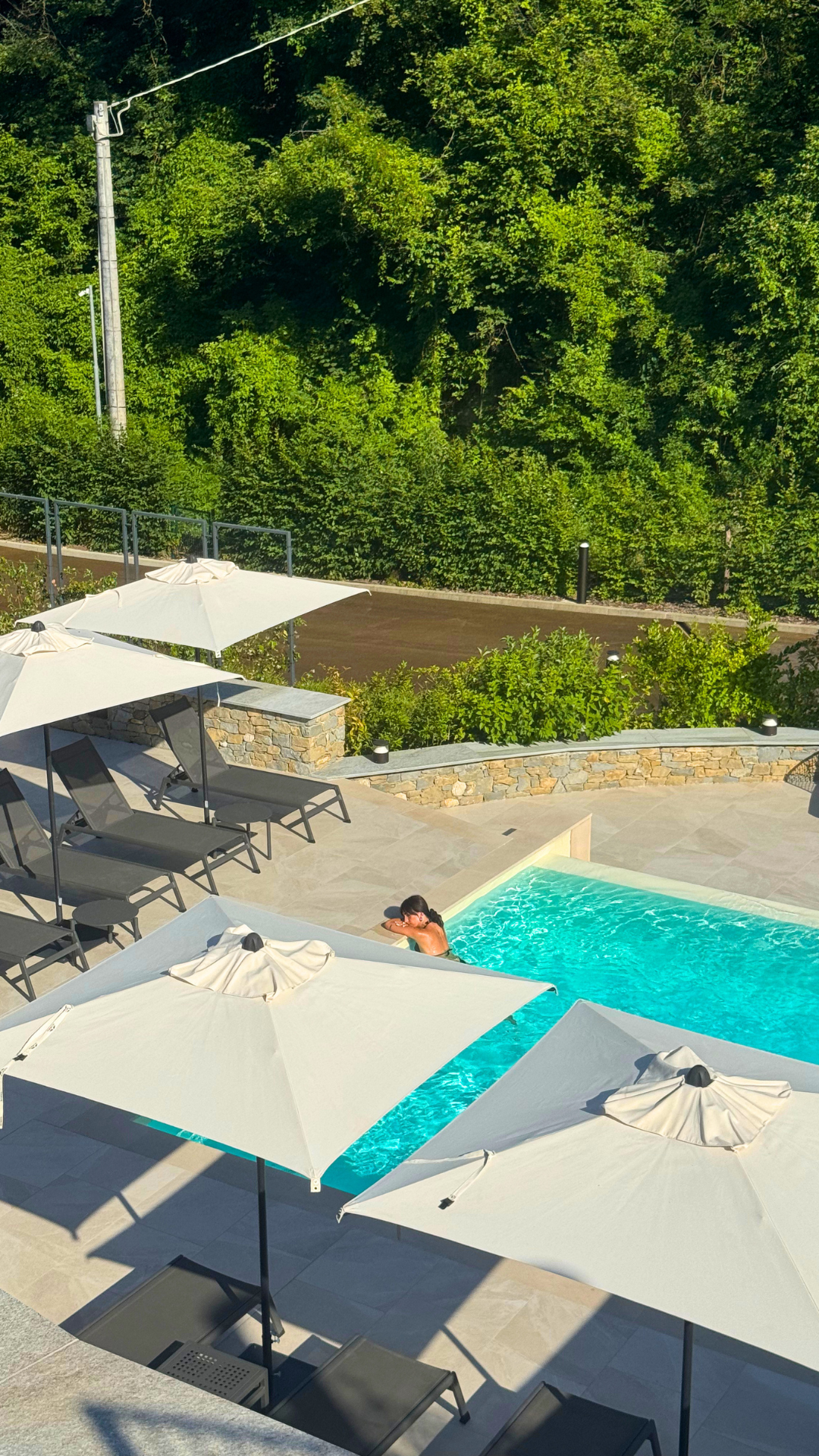 La piscina del Wine Resort affacciata sulle vigne