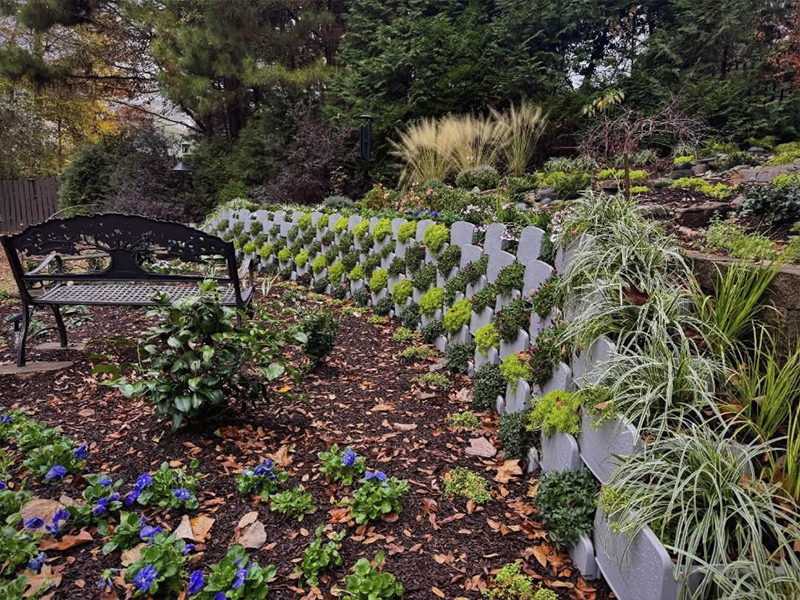 Lightweight plantable retaining wall installation