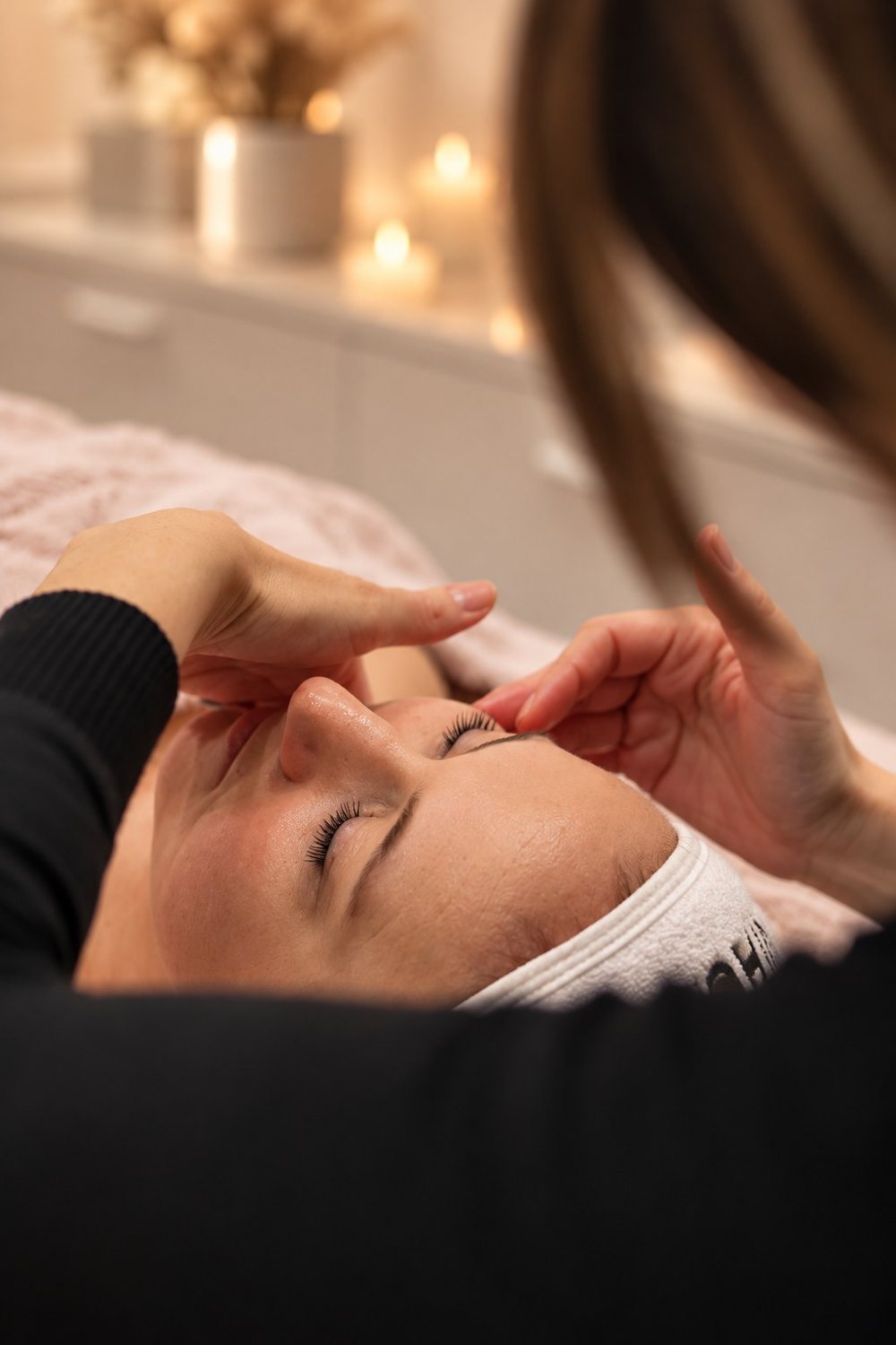 Gestuelle de massage facial manuel sur le visage