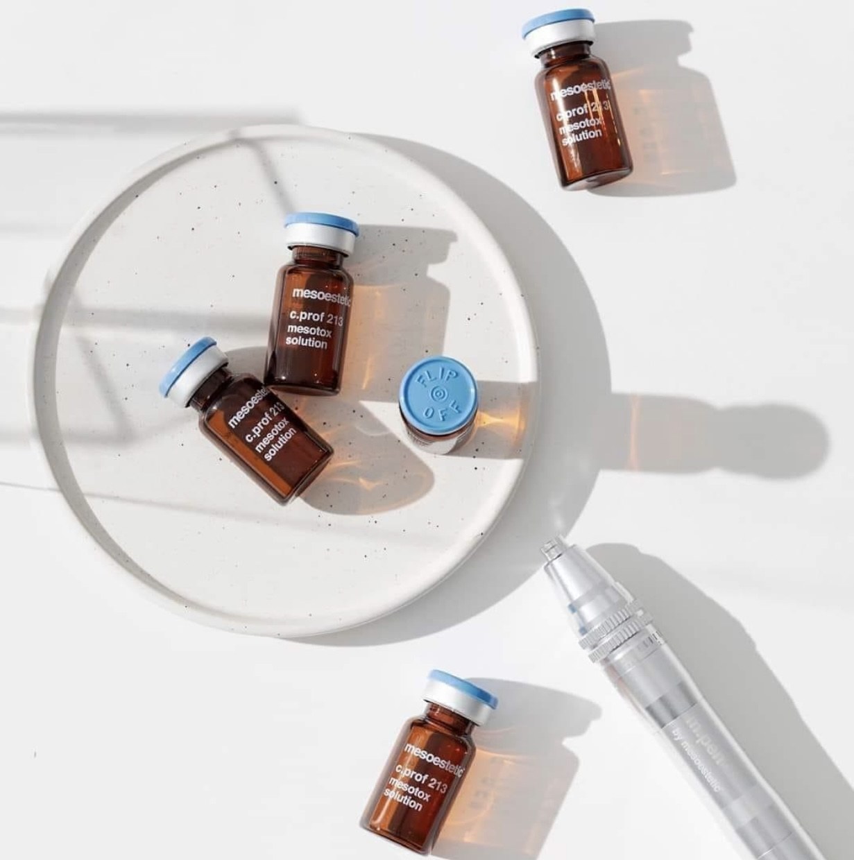 Ampoules Mesoestetic c.prof et stylo de nanoneedling utilisés pour le Soin Stimulant