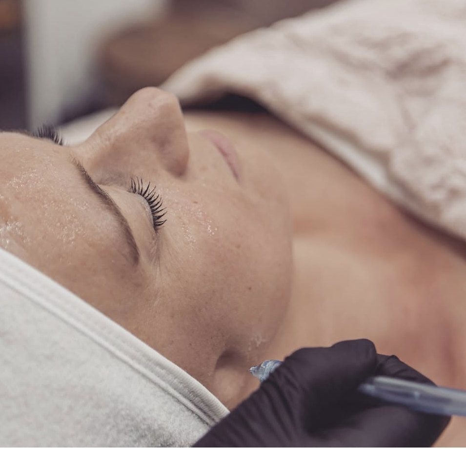Infusion d’actifs au jet d’air sur le visage pendant un soin Jet Infusion