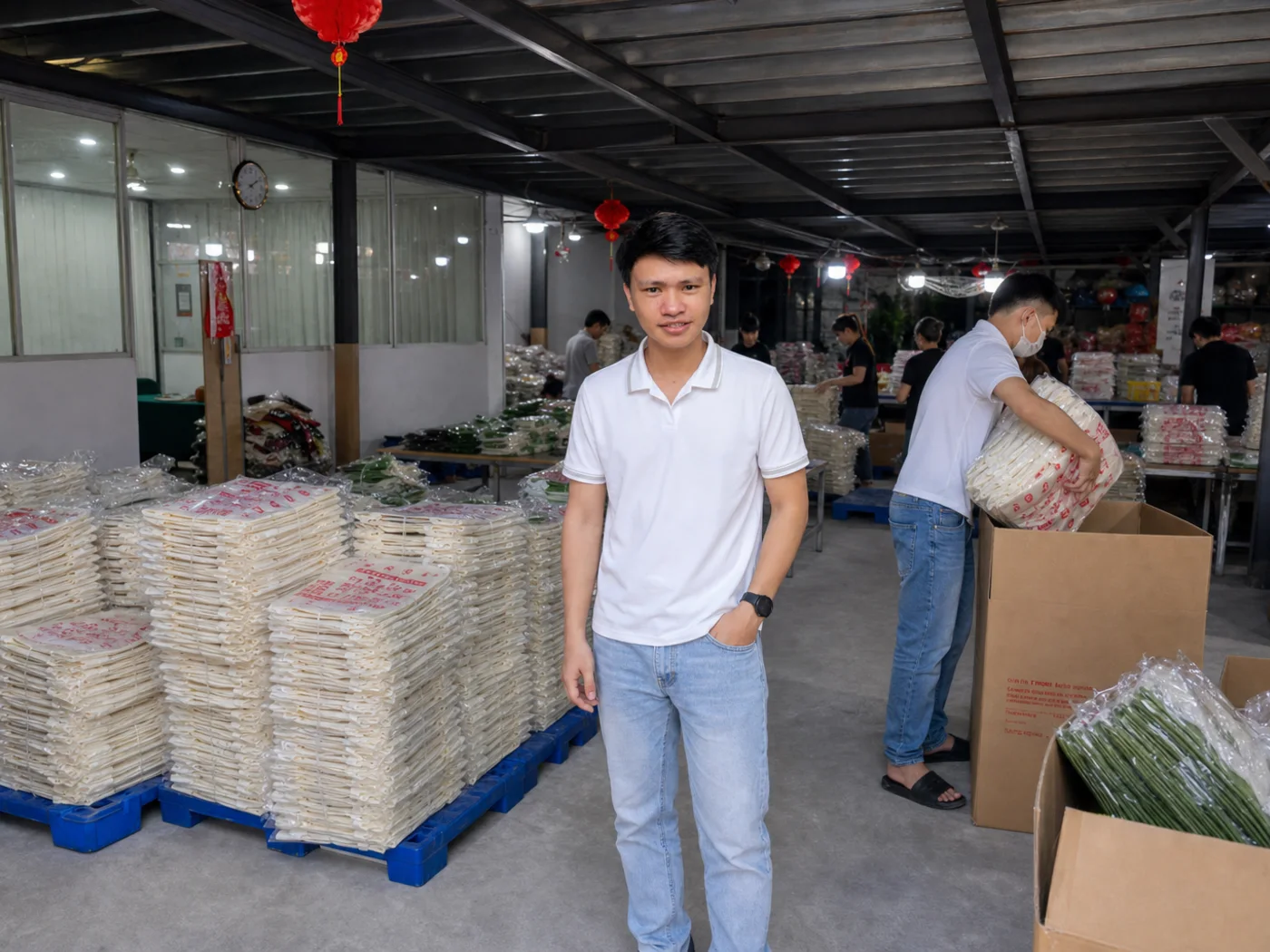 Xuong tui vai dang dong goi don hang