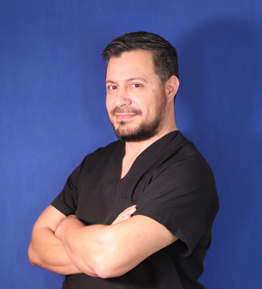 Retrato del Dr. Rodrigo Mina en ambo quirúrgico