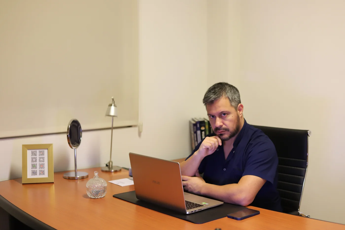 El Dr. Rodrigo Mina en su consultorio