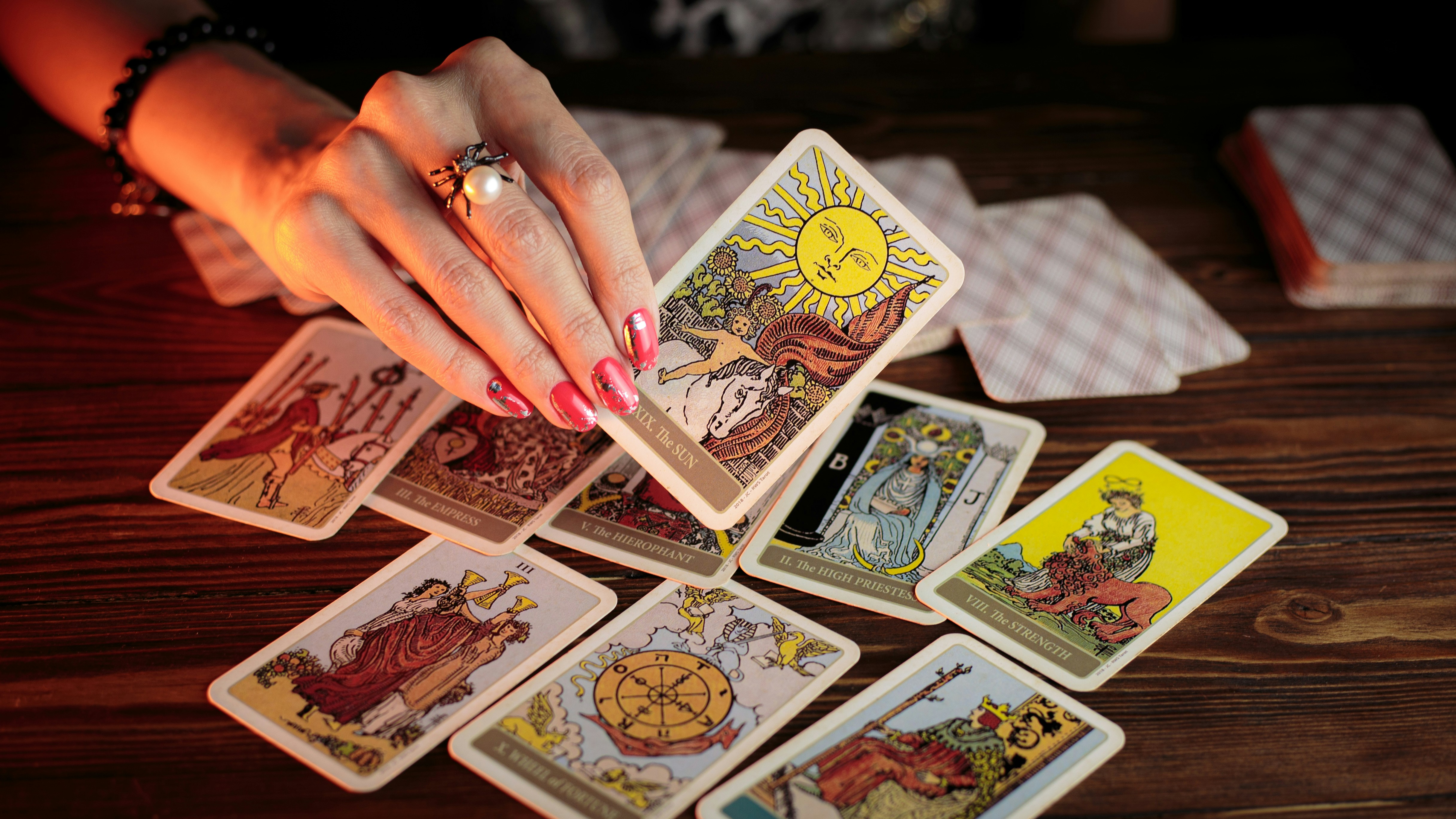 cartes de tarot, tarologue, tirage de cartes