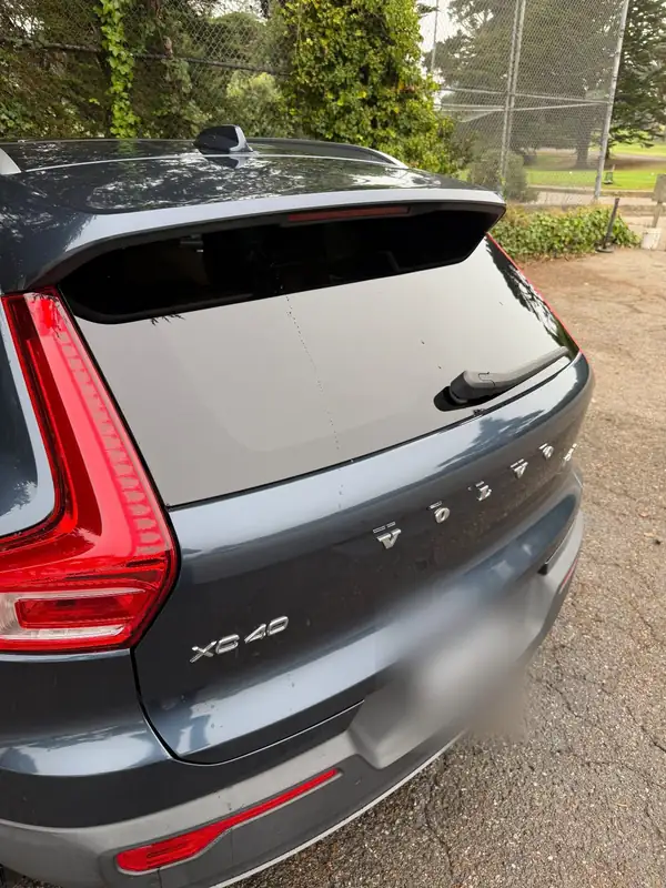 Rear of a Volvo XC40 after washing with clean tailgate glass
