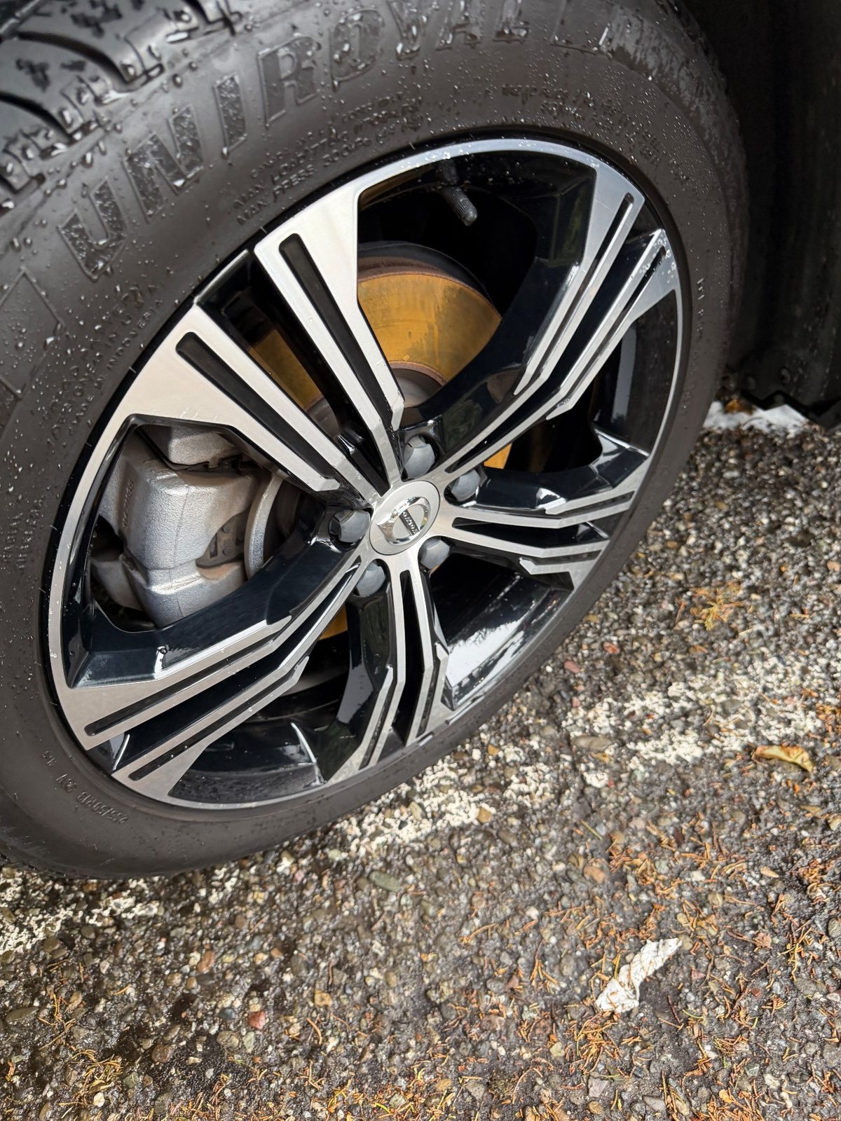 Cleaned alloy wheel of a Volvo XC40 with black and machined spokes and a clean caliper