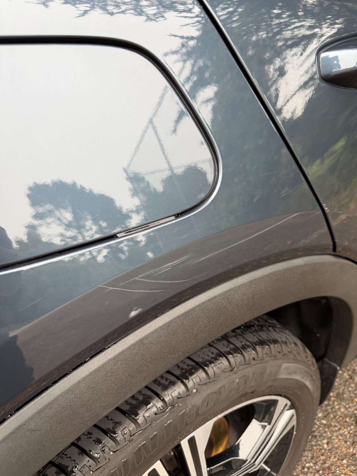 Light scratches above the rear wheel arch of a Volvo XC40 after washing