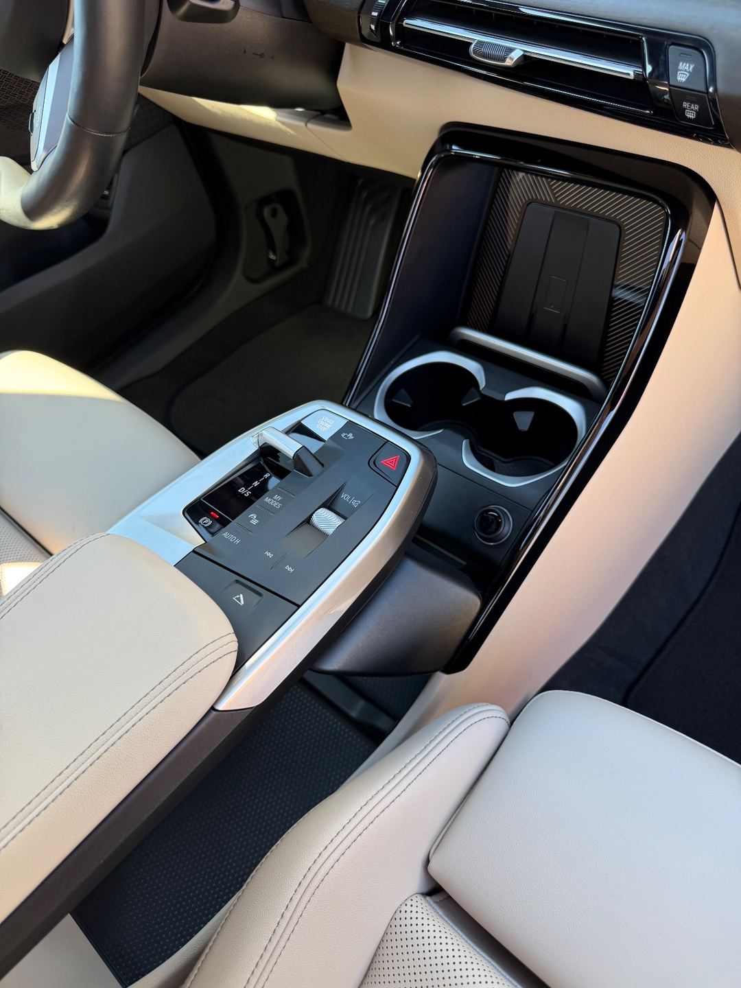 Centre console and cupholders of a BMW X1 after interior cleaning