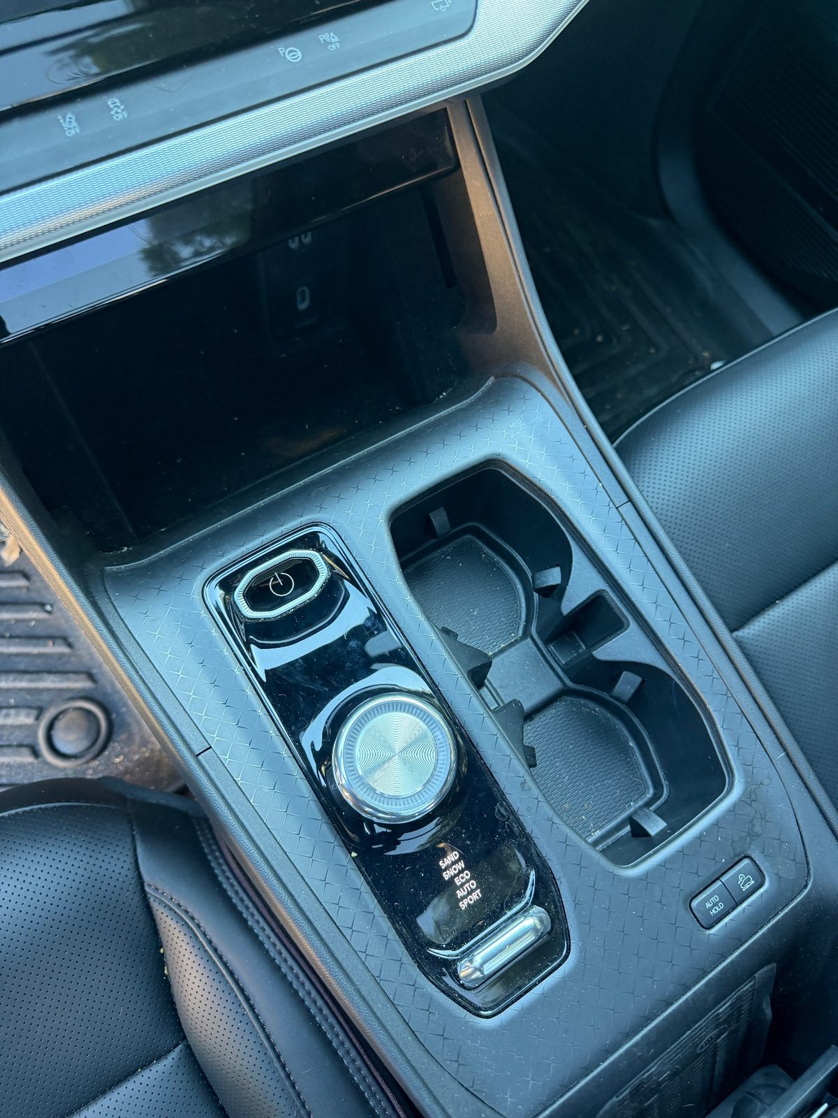 Dusty centre console and cup holders of a Jeep Wagoneer S before detailing