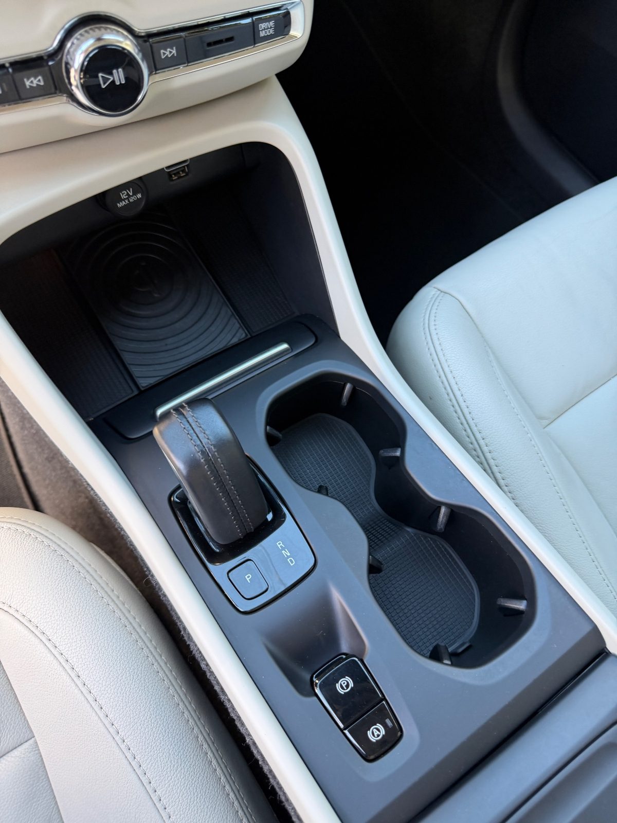 Clean centre console, cubby and cupholder of a Volvo XC40 after detailing