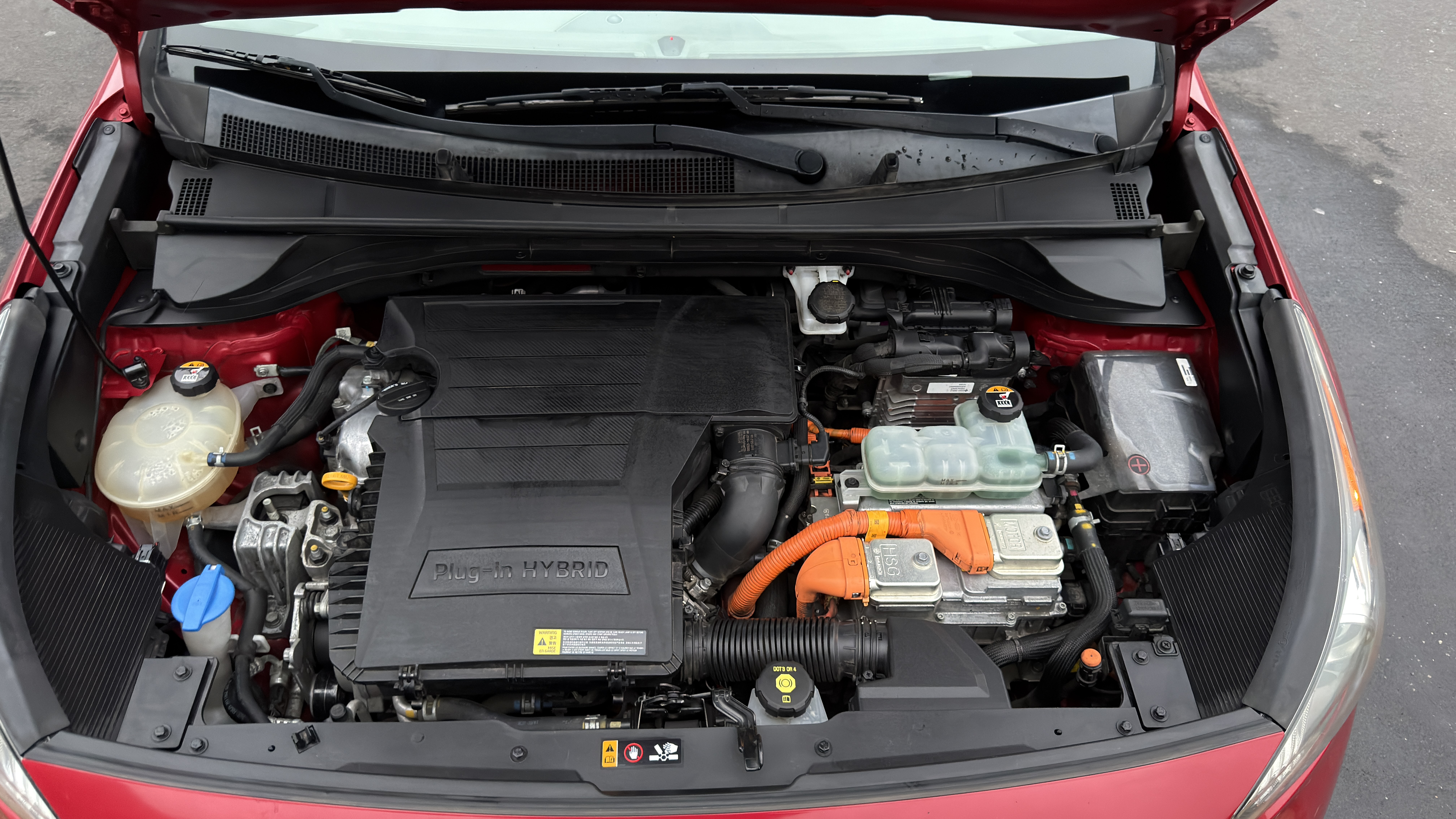 Kia Niro engine bay after cleaning, visibly cleaner and free of dust