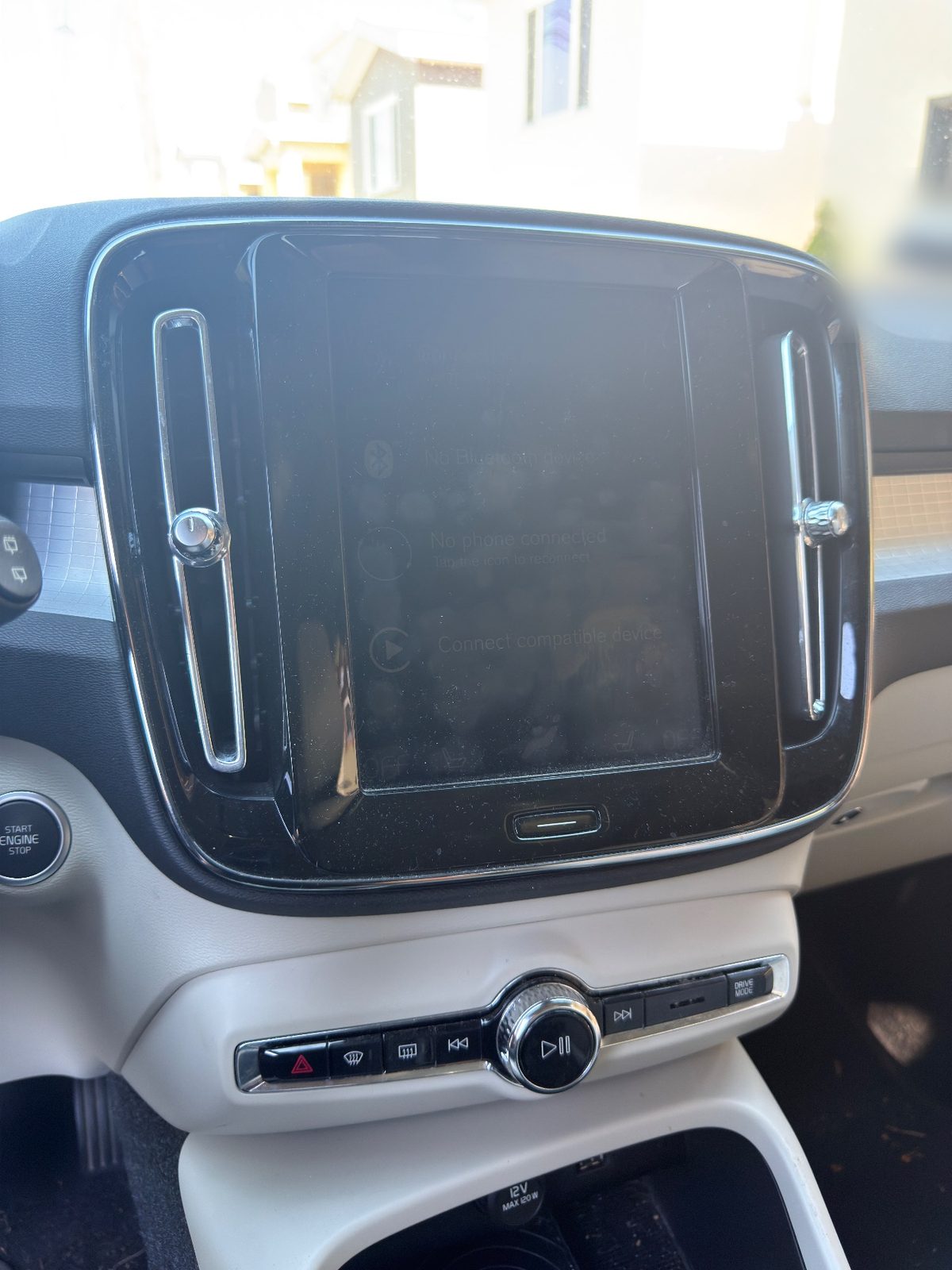 Dusty infotainment touchscreen and dashboard in a Volvo XC40 before detailing