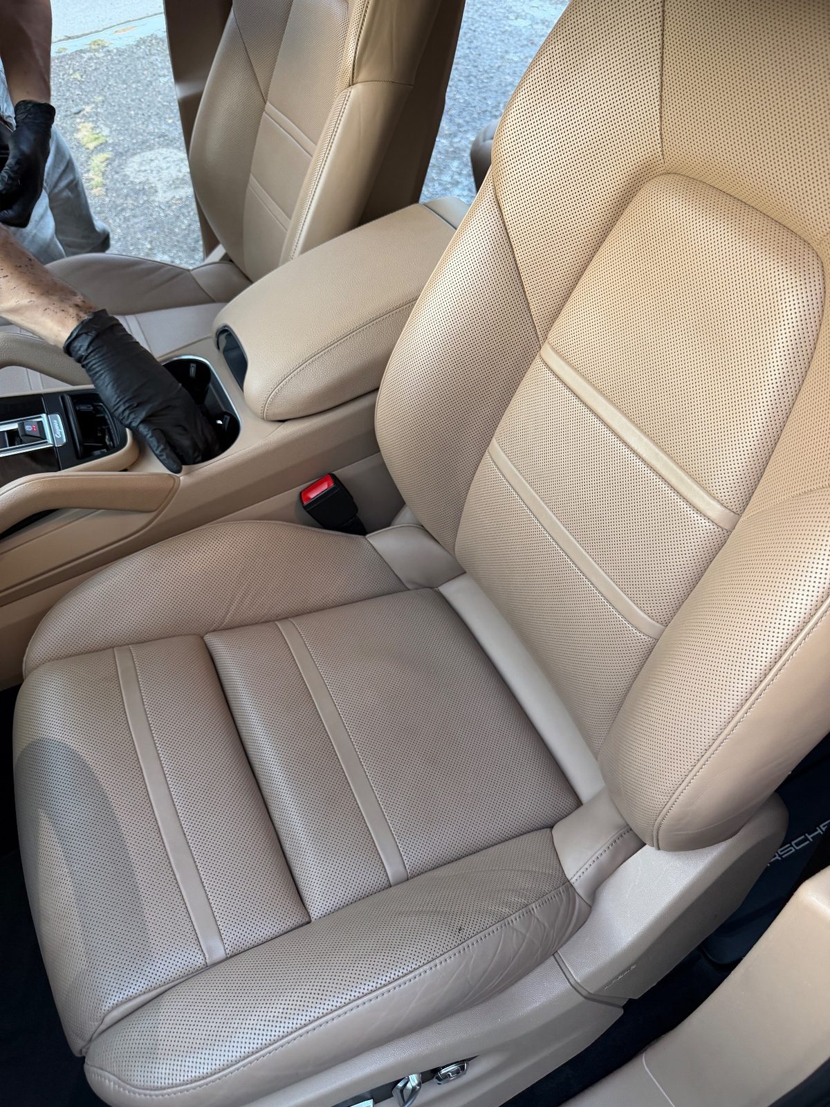 Driver seat of a Porsche Cayenne after cleaning, tan leather even in tone