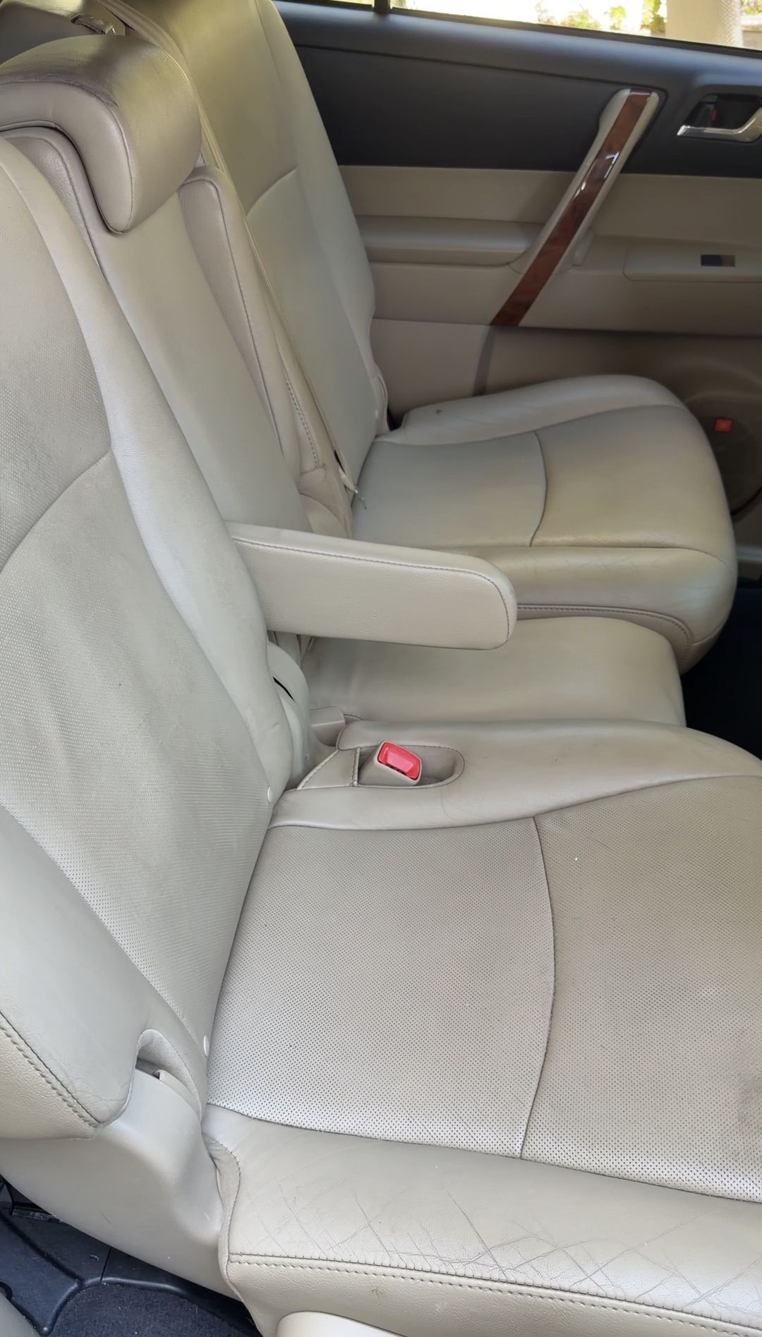 Clean tan leather second-row seats in a Toyota Highlander after interior detailing