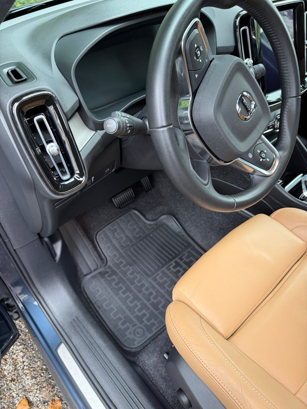 Clean driver footwell of a Volvo XC40 after detailing, mat free of grit