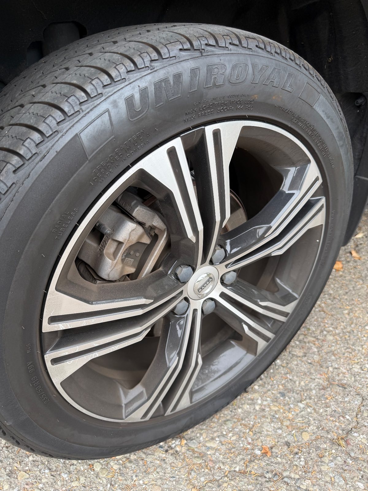 Dirty alloy wheel of a Volvo XC40 before cleaning, with brake dust on the spokes