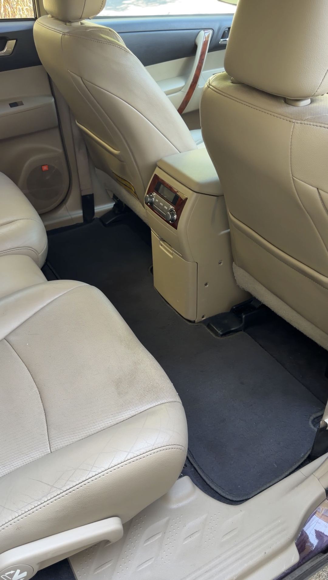 Clean second-row seat, mat and door sill on the passenger side of a Toyota Highlander