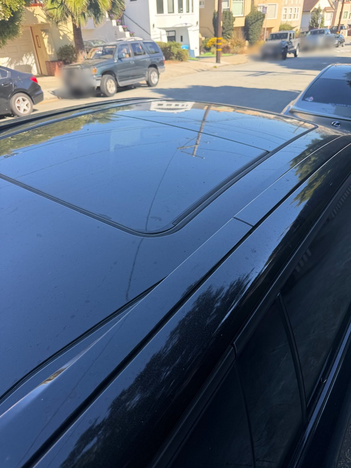 Roof and panoramic glass of a Jeep Wagoneer S before detailing