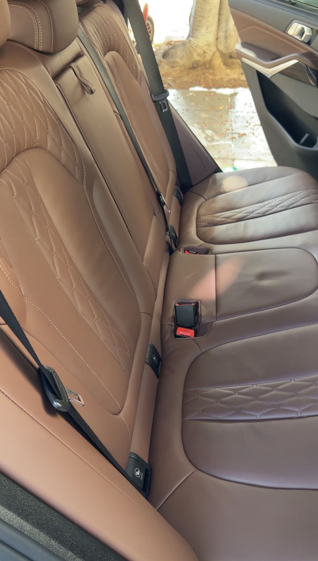Rear bench of a BMW X5 in cognac quilted leather after cleaning and conditioning