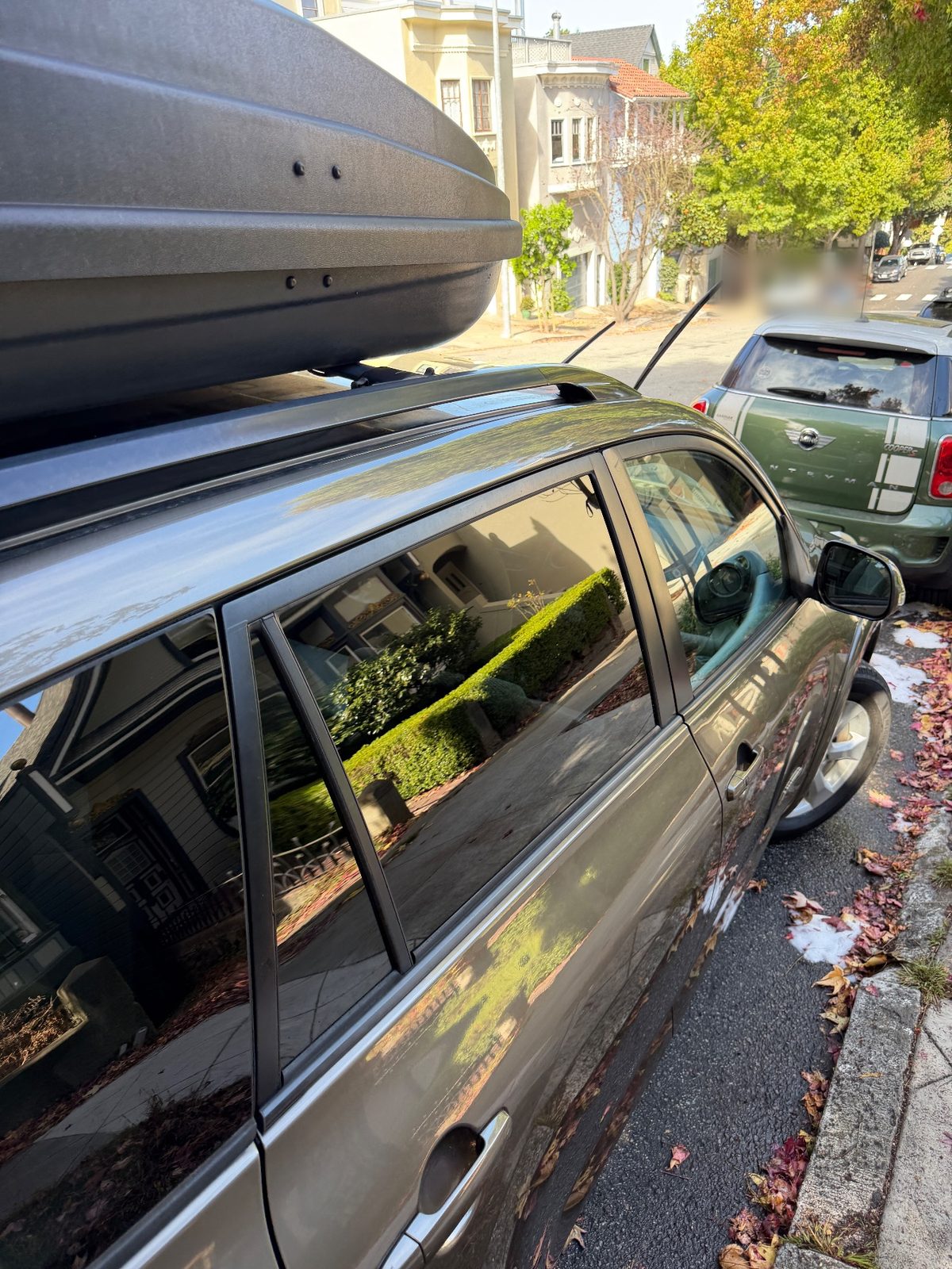 Clean side windows and roof box of a 2011 Toyota RAV4 after washing