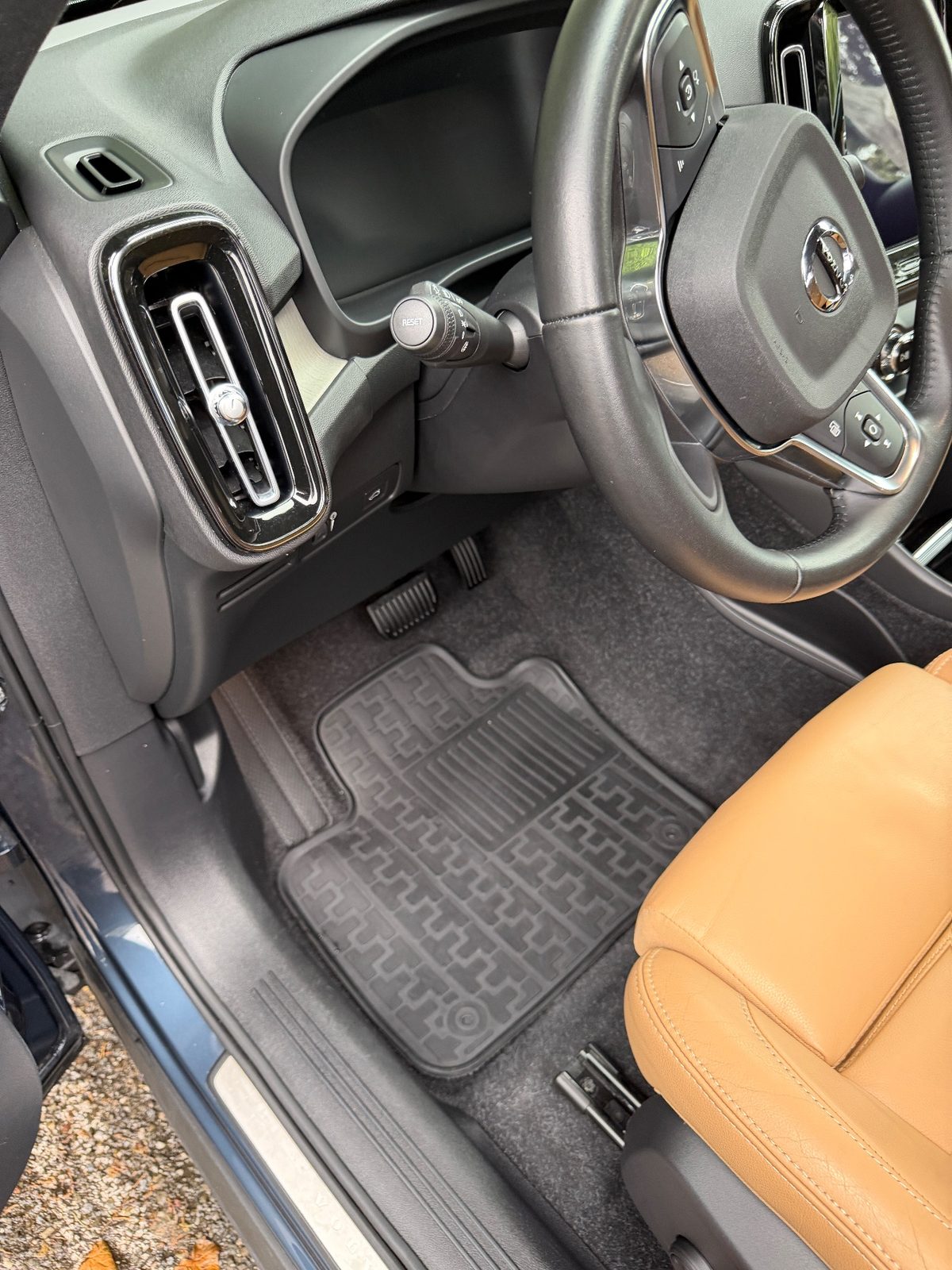 Clean driver footwell of a Volvo XC40 after detailing