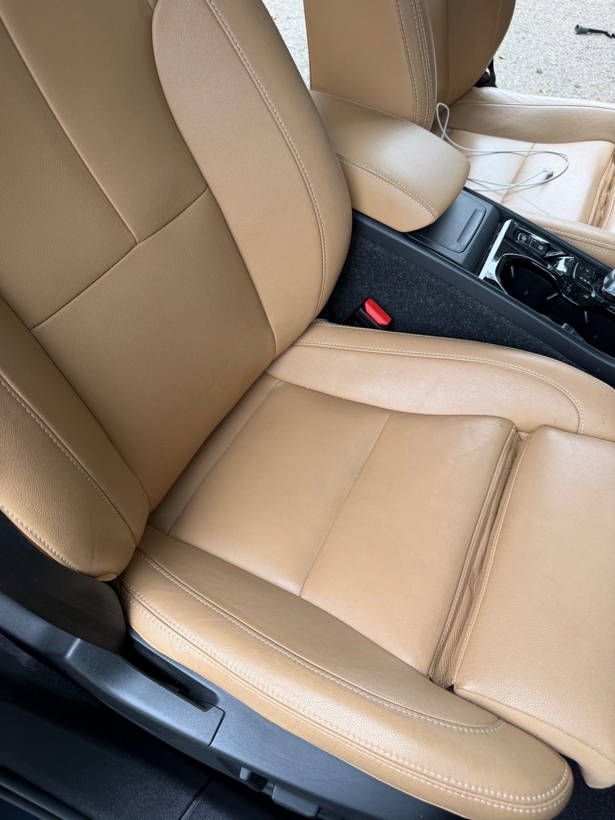 Front passenger seat leather of a Volvo XC40 before detailing