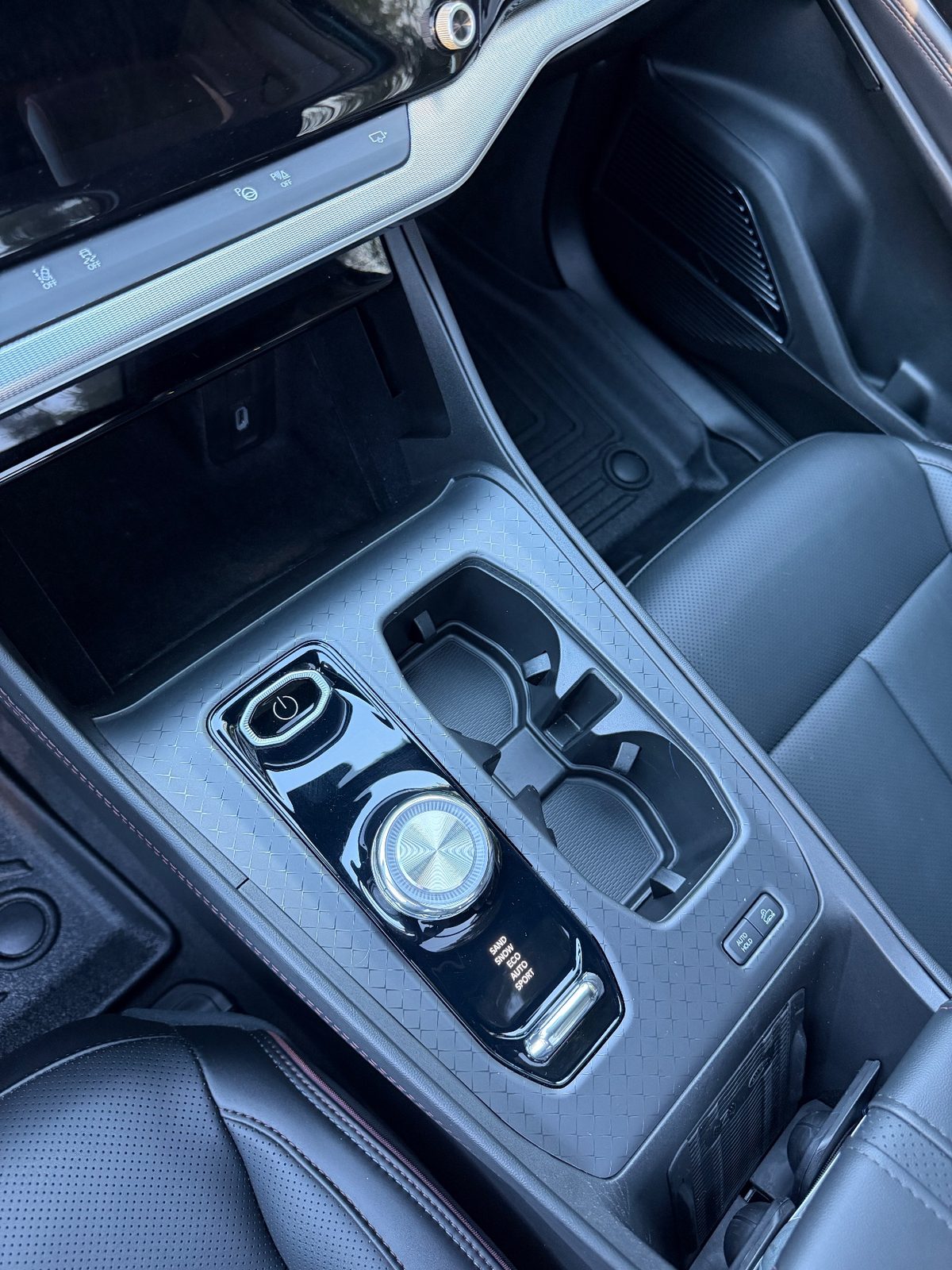 Clean centre console and cup holders of a Jeep Wagoneer S after detailing