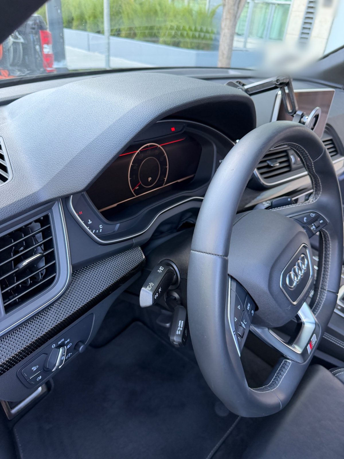 Clean instrument cluster and steering wheel of an Audi SQ5 after detailing