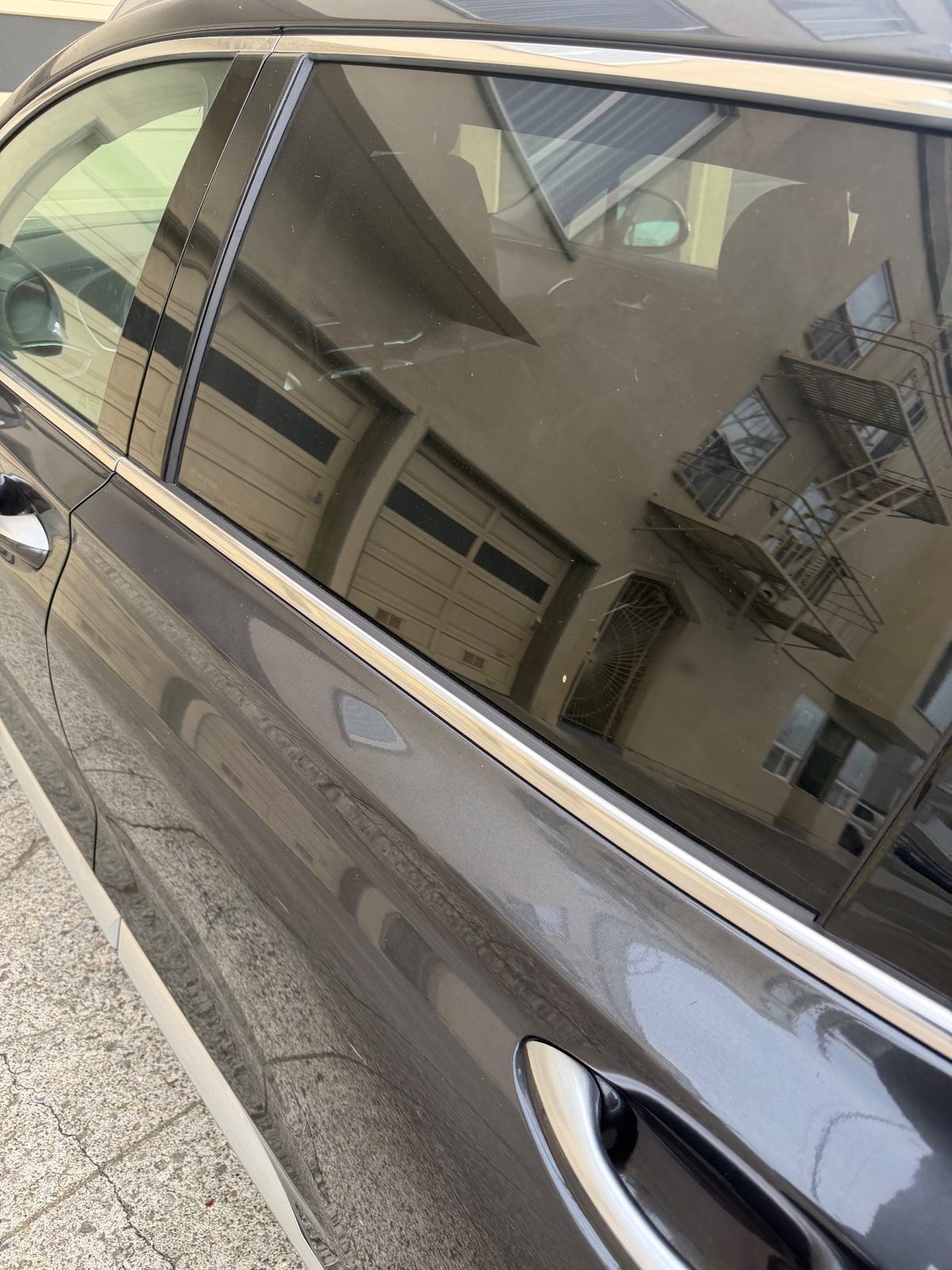Dusty side window and door of a Hyundai Santa Fe before detailing